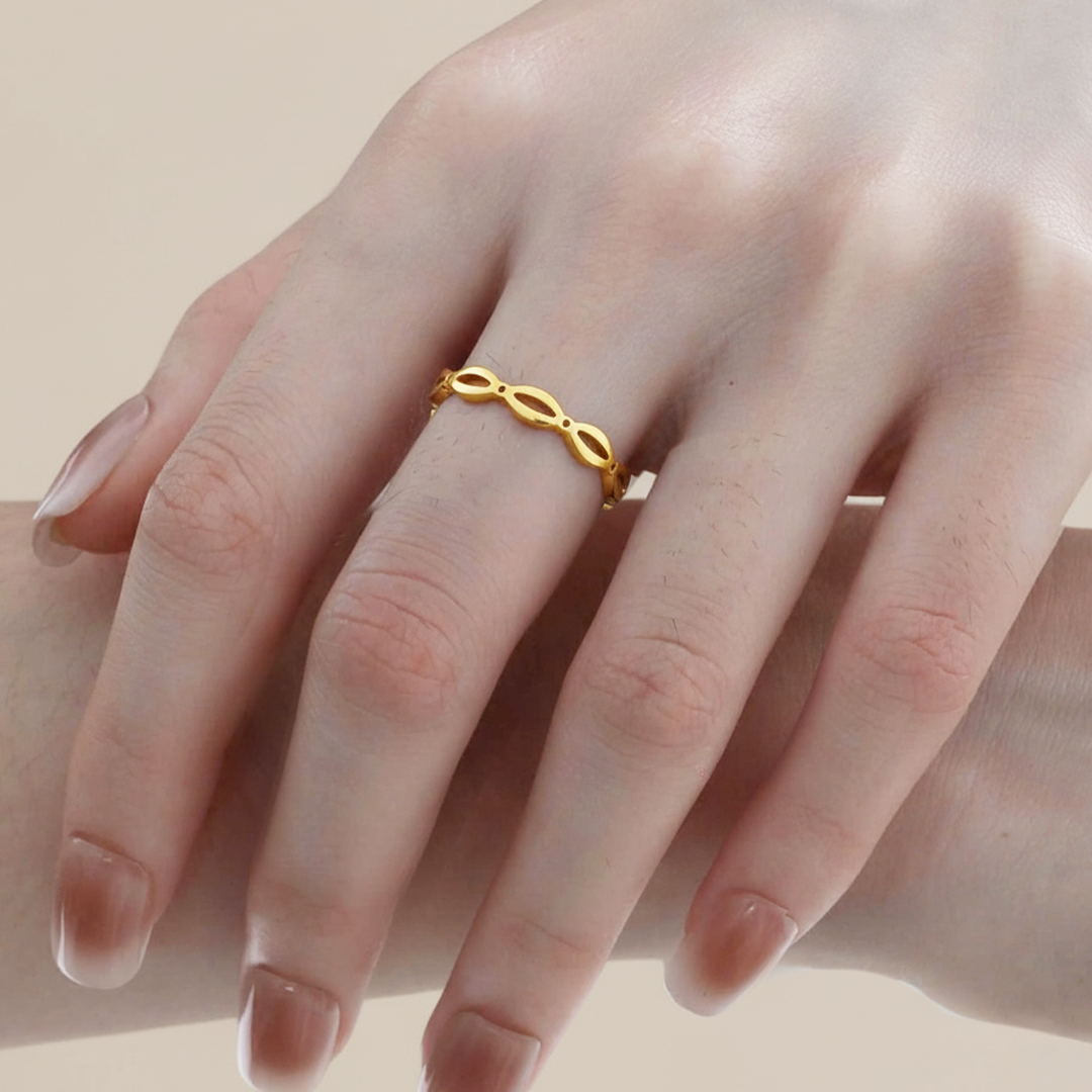 Linked Pattern Gold Ring